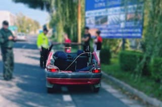 Polícia zastavila v Lučenci auto bez strechy, dverí i EČV.
