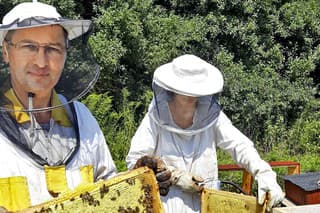 Tibor k včelárstvu pričuchol vďaka starému otcovi, dnes má 200 úľov.