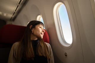 Veľa cestujúcich si radšej zvolí sedenie pri okne lietadla (ilustračné foto).