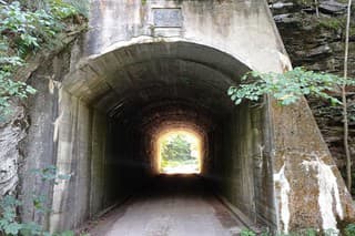 Kelemenov tunel je technická pamiatka na Horehroní, ktorú nájdete neďaleko krásnych kaskádovitých vodopádov.