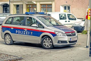 Rakúska polícia podozrivú previezla do nemocnice