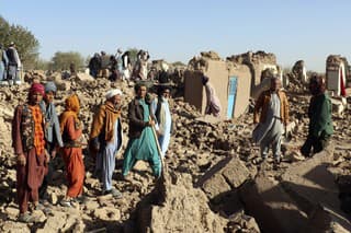Afganskí obyvatelia v zrúcaninách domov po zemetrasení.