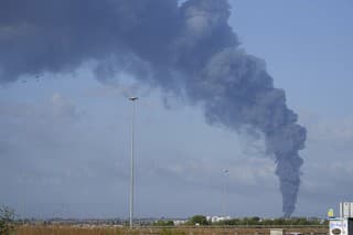Hustý čierny dym stúpa po raketovom útoku z pásma Gazy na juhu Izraela 7. októbra 2023.
