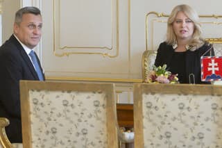 Prezidentka SR Zuzana Čaputová a predseda SNS Andrej Danko pózujú počas prijatia v rámci povolebného rokovania s lídrami politických strán.