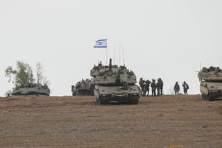Izraelskí vojaci na základni neďaleko izraelských hraníc s pásmom Gazy.