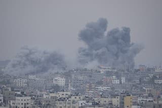 Na snímke dym po izraelskom leteckom útoku 9. októbra 2023 v Gaze. 
