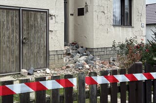 Na snímke škody po zemetrasení v obci Ďapalovce.