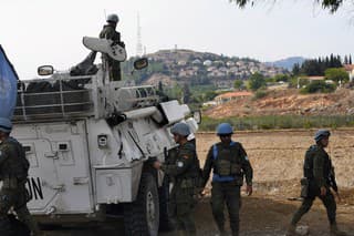Príslušníci mierových síl OSN hliadkujú na libanonskej strane libanonsko-izraelskej hranice v dedine Kfar Kuila.