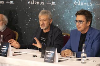 Na snímke zľava laureát Nobelovej ceny za fyziku Michel Mayor, spoluzakladateľ festivalu Garik Israelian a francúzsky hudobník a skladateľ Jean-Michel Jarre počas predstavenia osobností festivalu vedy a umenia STARMUS 2024.