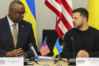 Na snímke ukrajinský prezident Volodymyr Zelenskyj (vpravo) a americký minister obrany Lloyd Austin.