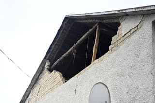 Na snímke škody po zemetrasení v obci Baškovce