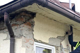 Na snímke škody po zemetrasení v obci Baškovce