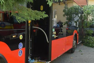 Rozbehnutý autobus v Lamači sa snažil vodič zastaviť holými rukami