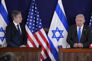 Izraelský premiér Benjamin Netanjahu reaguje počas spoločného vyhlásenia s americkým ministrom zahraničných vecí Antonym Blinkenom po ich stretnutí v Tel Avive 12. októbra 2023. 