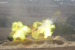 Izraelská húfnica páli na pásmo Gazy z juhu Izraela 12. októbra 2023. 
