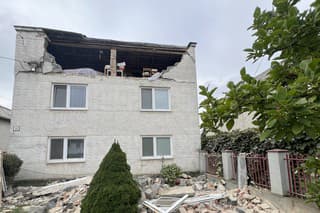 Na snímke škody po zemetrasení v obci Ďapalovce.