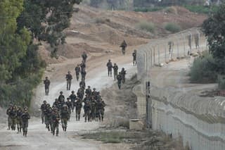 Izraelskí vojaci hliadkujú neďaleko kibucu Be'eri, na juhu Izraela.