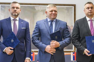 Na snímke zľava predseda Hlas-SD Peter Pellegrini, predseda Smer-SSD Robert Fico a predseda SNS Andrej Danko.