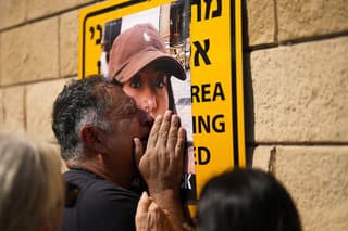 Eli Albag plače pri fotografii svojej dcéry Liri na protestu, na ktorom prítomní požadujú prepustenie desiatok izraelských rukojemníkov zadržiavanýách teororistami z hnutia Hamás.
