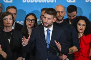 Na snímke uprostred predseda Progresívneho Slovenska Michal Šimečka na tlačovej konferencii počas volebnej noci v centrále hnutia.
