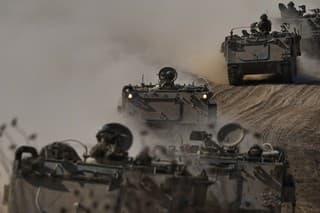Izraelskí vojaci na svojich tankoch neďaleko hranice Izraela s pásmom Gazy.