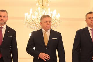 Predseda strany Smer-SD Robert Fico, líder Hlasu-SD Peter Pellegrini a šéf Slovenskej národnej strany (SNS) Andrej Danko dnes podpísali koaličnú zmluvu 