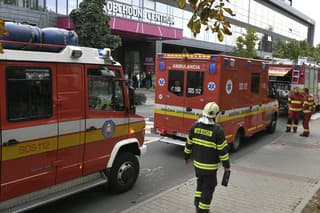 Hasiči v utorok popoludní zasahovali pri požiari klimatizačnej jednotky v jednej z prevádzok v obchodnom centre na Nevädzovej ulici v bratislavskom Ružinove. 