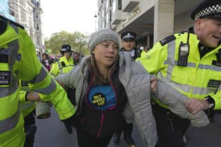 Polícia na klimatickom proteste v Londýne zadržala Gretu Thunbergovú.