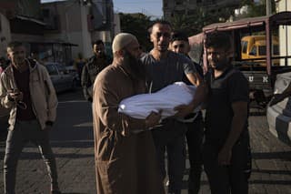 Palestínčania nesú na rukách mŕtve dieťa do márnice po izraelskom bombardovaní v meste Chán Júnis, na juhu pásma Gazy 17. októbra 2023.
