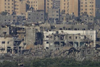 Pohľad na zničené domy a mešitu po izraelskom leteckom útoku na severe pásma Gazy 17. októbra 2023.