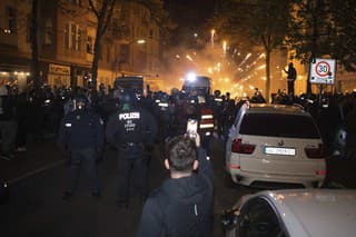 Propalestínsky dav v Berlíne zapálil niekoľko áut a útočil na políciu