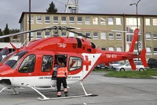 Na snímke leteckí záchranári ošetrujú zraneného baníka na parkovisku pred baňou v Novákoch.