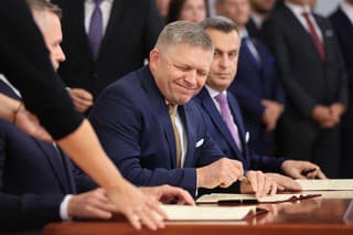 Predseda strany Smer-SD Robert Fico, líder Hlasu-SD Peter Pellegrini a šéf Slovenskej národnej strany (SNS) Andrej Danko dnes podpísali koaličnú zmluvu 