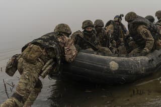 Skupina ukrajinských námorníkov sa plaví na rieke Dneper na frontovej línii pri Chersone na juhu Ukrajiny 14. októbra 2023.