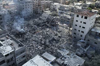 Zničené budovy po izraelskom leteckom útoku v utečeneckom tábore Bureij, v pásme Gazy 18. októbra 2023. 