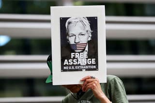 Protestujúci muž vyjadruje podporu väznenému zakladateľovi WikiLeaks Julianovi Assangeovi.
