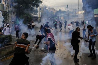 Libanonské bezpečnostné zložky použili na rozohnanie približne stovky demonštrantov v blízkosti amerického veľvyslanectva slzotvorný plyn počas demonštrácie proti útokom Izraela na pásmo Gazy pred americkým veľvyslanectvom 18. októbra 2023 v Bejrúte.