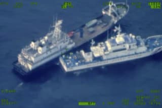 Na snímke, ktorú  zverejnili filipínske ozbrojené zložky, plavidlo čínskej domobrany (hore), ktoré narazilo do lode filipínskej pobrežnej stráže v spornej oblasti Juhočínskeho mora  v nedeľu 22. októbra 2023.