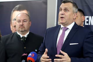 Na snímke Rudolf Huliak (druhý zľava) a predseda mimoparlamentnej Slovenskej národnej strany (SNS) Andrej Danko (vpravo).