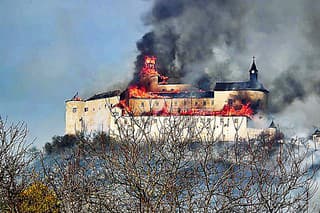 2012: Mohutný požiar  zachvátil hrad v marci. 