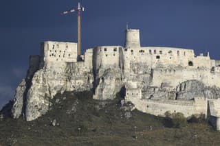 Nad Spišským hradom je nehybný žeriav už rok a pol.