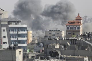 Dym stúpa pri explózii po izraelskom leteckom útoku na pásmo Gazy.