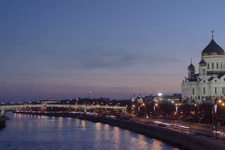 Majestic orthodox Cathedral of Christ Saviour day to night transition Timelapse on bank of Moscow river. It is tallest Orthodox church in world. Russia