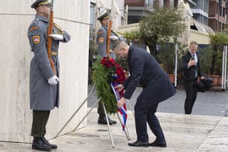 Predseda NR SR Peter Pellegrini počas kladenia vencov pri pamätníku M. R. Štefánika