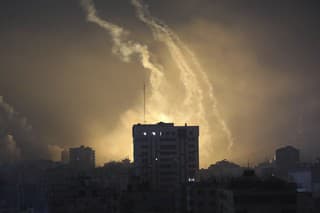 Dym stúpa po izraelských leteckých útokoch na severe pásma Gazy