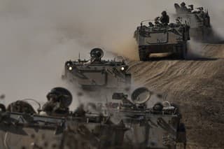 Izraelskí vojaci na svojich tankoch neďaleko hranice Izraela s pásmom Gazy na juhu Izraela 