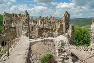 Zrúcanina hradu Šášov na okraji Štiavnických vrchov.