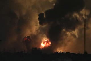 Dym stúpa po izraelských leteckých útokoch na severe pásma Gazy.