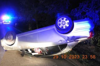  44-ročný občan Gruzínska skončil po nehode s autom prevráteným na strechu.