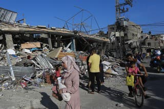 Izrael prenikol hlbšie do pásma Gazy, prerušiť vojenskú operáciu nemieni